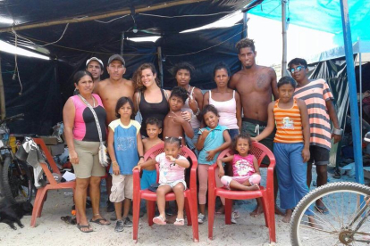 La joven en el centro, con la familia de su pareja, viviendo en tiendas después del terremoto.