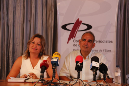 Anna Guasch i Joan Rebull, membres de Marea Blanca Terres de l'Ebre i treballadors de l'Hospital de Tortosa Verge de la Cinta, a la seu del Col·legi de Periodistes de les Terres de l'Ebre, aquest 11 de juliol de 2017