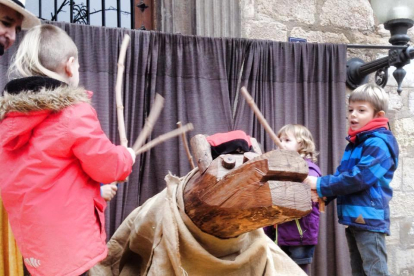 Nens i nenes fent cagar el Tió de Montblanc el passat Nadal.