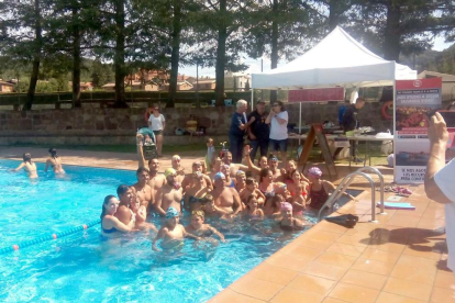 Alguns dels participants a les 24 horesde natació solidària a Prades.