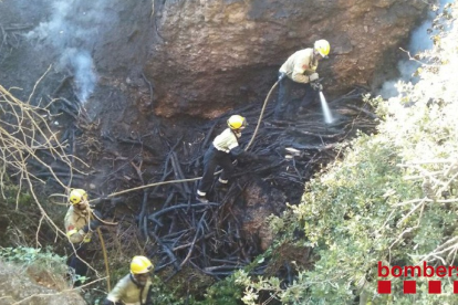 Un foc crema en un barranc de difícil accés a Alcover