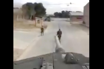 Una imatge del vídeo enregistrat per un civil des de sobre un tanc.