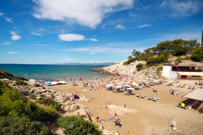 Un turista de 80 anys mor ofegat a Cala Font, una platja de Salou sense vigilants