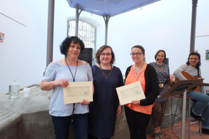 Imatge de les guanyadores de la 10a edició dels Premis de relats breus Antònia Abelló Filella.