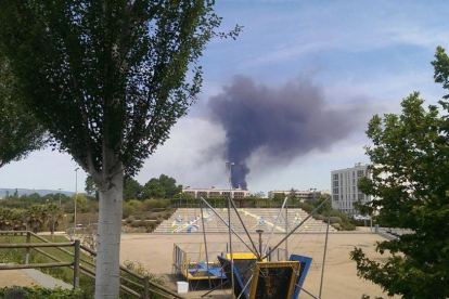 Dues grans columnes de fum negre al polígon Nord alerten Tarragona