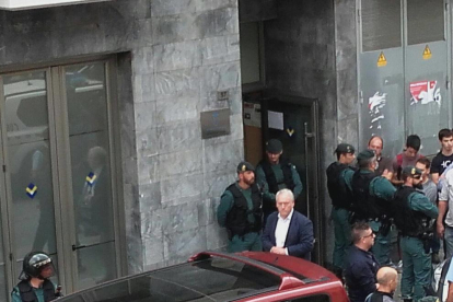 Josep Poblet, en la imagen, con los efectivos de la policía estatal.