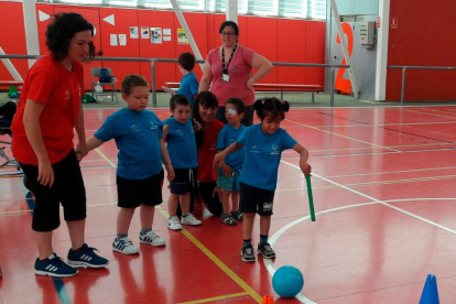 Un grupo de niños durante la jornada de clausura, que ha tenido lugar este lunes en el poliligero Ciutat de Reus.