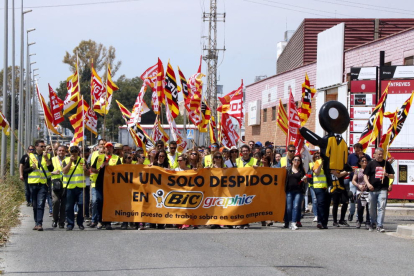 Els treballadors de BIC Graphic manifestant-se al polígon Entrevies de Tarragona.