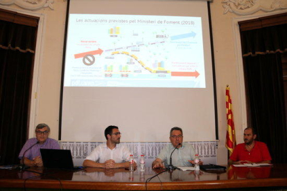 De izquierda a derecha, los responsables de las plataformas de defensa del ferrocarril en Tarragona, Albert Pallarès, Ricard Riol, y Daniel Pi con el concejal de Territori de l'Ajuntament de Tarragona, Josep Maria Milà.