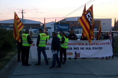 Pla general de la concentració de treballadors i representants sindicals davant l'escorxador de Padesa d'Amposta.