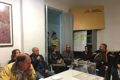Imatge de la reunió d'ERC a Valls, amb Òscar Peris.