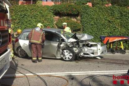 Imatge de l'estat en què ha quedat un dels dos vehicles implicats en l'accident.