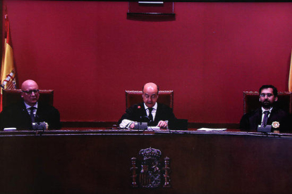 Imatge del Tribunal Superior de Justícia de Catalunya TSJC llegint la sentència del judici del 9-N, imatge d'una pantalla el 13 de març de 2017