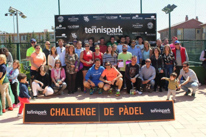 Fotografia de família a la festa d'aquest diumenge, amb els guanyadors per categories de l'Open Dades i Serveis del Challenge de Pàdel TennisPark.