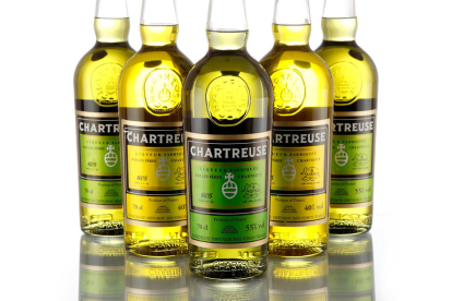 Ampolles tradicionals de Chartreuse groc i verd.