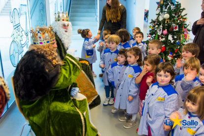 Los pajes de los Reyes Magos de Oriente visitan la Salle Tarragona.