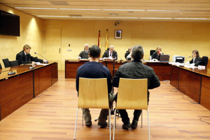 Imatge de la sala de vistes de l'Audiència de Girona amb l'acusat d'esquenes abans de començar el judici.