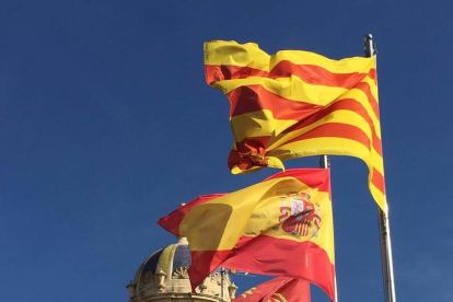 Las banderas catalanas, españolas y de Lérida en el terrado del Palau de la Concejalía.