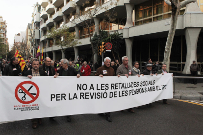 Pensionistes i jubilats concentrats davant de la seu de l'Institut Nacional de la Seguretat Social (INSS), a Barcelona.
