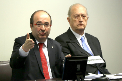 El candidat del PSC el 21-D, Miquel Iceta, pronunciant una conferència sota la mirada del president del Cercle d'Economia, Juan José Brugera