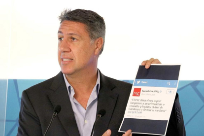 El president del PPC, Xavier García Albiol, mostrant un paper amb una piulada del PSC.