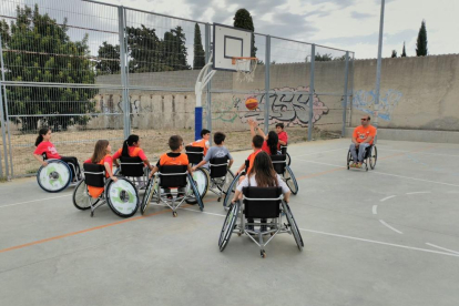 Els alumnes van jugar a bàsquet amb cadira de rodes.