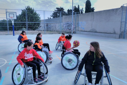 Els alumnes van jugar a bàsquet amb cadira de rodes.