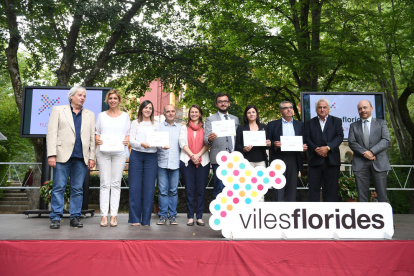 Los representantes de los municipios premiados con la Flor de Honor junto a la concejala