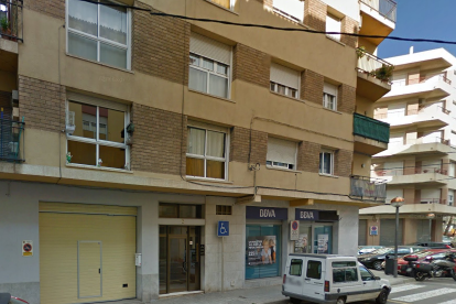 L'incendi s'ha produït al 1r 2a del número 2 de l'Avinguda Antoni Gaudí a causa d'un curtcircuit elèctric.