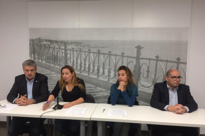 Els portaveus dels grups municipals d'ERC, Partit Demòcrata, CUP i Units per Avançar (UpA) a Tarragona, Pau Ricomà, Cristina Guzmán, Laia Estrada i Josep M. Prats, respectivament, en roda de premsa.