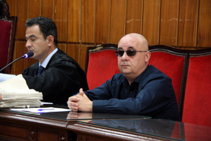 Carlos Pradera, el acusado de matar a la vendedora del ONCE, mirando a cámara y con gafas de sol, durante el juicio.