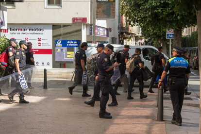 La policia nacional marxant de l'hotel Gaudí de Reus.