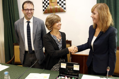 L'encaixada de mans de la consellera de Governació, Meritxell Borràs, i la representant de Bankia amb les claus dels pisos lliurats al Govern, a l'Ajuntament de Mollerussa.