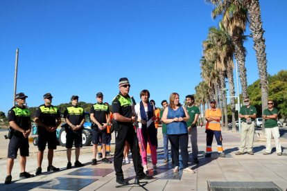 Socorristas, agentes de la Guardia Urbana y responsables de medio natural, junto con las concejalas Ivana Martínez y Begoña Floria, en la presentación de la temporada de playas de Tarragona, en la playa de la Arrabassada, el 13 de junio del 2017