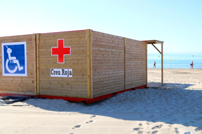El puesto de socorro de la Cruz Roja que se ha ampliado en la Arrabassada de Tarragona, ubicada en el tramo central de la playa, el 13 de junio del 2017