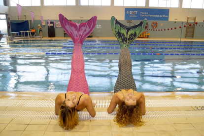 La nedadora Michelle Alonso, a l'esquerra, i la responsable de l'escola de sirenes, Susana Seuma, a la dreta, amb les cues de sirena.