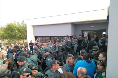 Imatge de la Guàrdia Civil a Garrigàs, a l'Alt Empordà, el passat 1-O