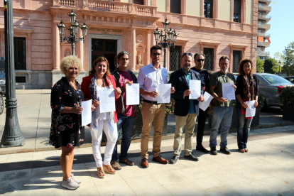 Els grups de l'oposició davant la subdelegació del govern espanyol a Lleida.