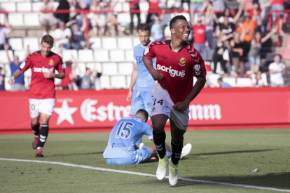 Ike Uche, celebrant un dels dos gols que va marcar contra el Girona al Nou Estadi en l'avantpenúltima jornada lliguera del passat campionat.