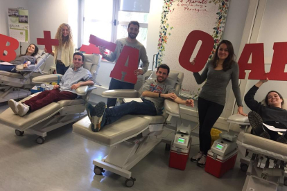 Un grup de joves donant sang a Tarragona.