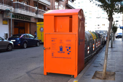 El contenidor es troba situat davant el número 4 del carrer Manuel de Falla.
