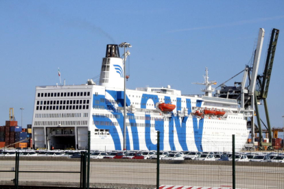 Imatge del creuer GNV Azzurro, atracat al Port de Tarragona per ordre de l'Estat des del 20 de setembre.