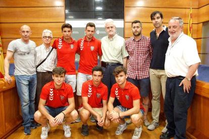 El equipo junto al alcalde, Martí Carnicer, y el concejal de Deportes, Ferran Trillas.