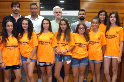L'equip Infantil Femení de l'Associació Bàsquet el Vendrell junt a l'alcalde, Martí Carnicer, i el regidor d'esports, Ferran Trillas.