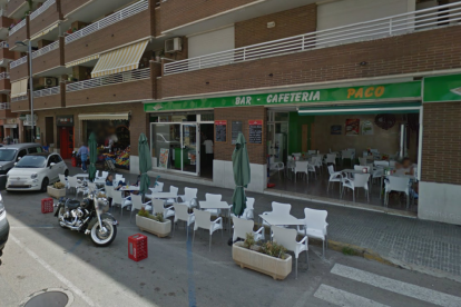 El cotxe s'ha endut la terrassa del bar-cafeteria Paco, del carrer de Pere Badia.