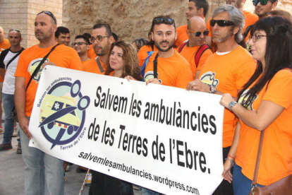Imagen de archivo de trabajadores del transporte sanitario de las Terres de l'Ebre concentrados por la plataforma Salvem les Ambulàncies durante una protesta por la situación.