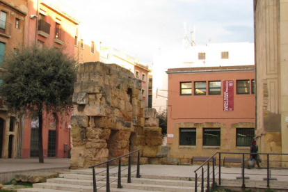 En el fondo de las escaleras, el edificio de la sede del ICAC, en la Part Alta de Tarragona.