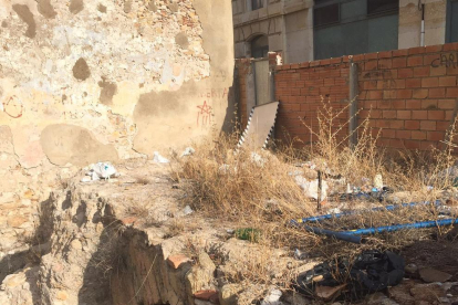 Imagen del estado actual de la vuelta del Circ Romà, llena de escombros y basura.
