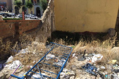 Imagen del estado actual de la vuelta del Circ Romà, llena de escombros y basura.