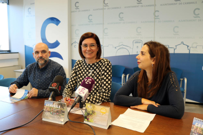 La regidora de Turisme, Mercè Dalmau, la regidora de promoció de ciutat, Ana López, i el representant de l'AEHC, Ángel Pérez, durant la presentació del calendari.